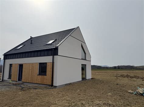 Elewacja wykończona tynkiem cyklinowanym