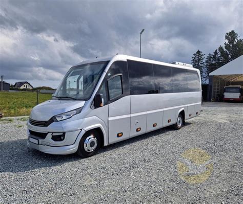 Różne modele busów dostosowane do zabudowy
