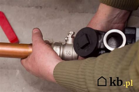 Hydraulik pracujący przy instalacji wodno-kanalizacyjnej