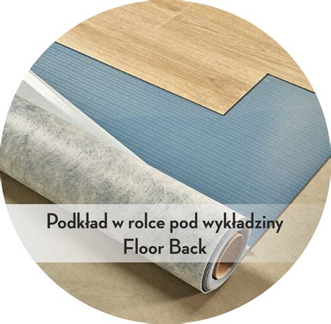 Pracownik nakładający podkład na podłogę za pomocą wałka