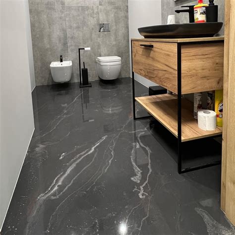 Gotowa podłoga z żywicy epoksydowej w stylu Galaxy Black Granite z widocznym efektem połysku i brokatu