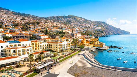 Widok na Funchal z góry, ukazujący jego malownicze położenie