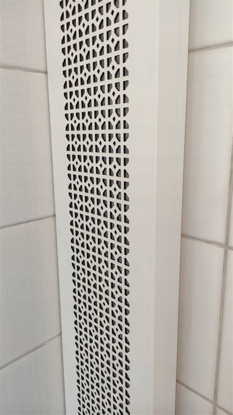 Ekran z paneli PCV maskujący rury
