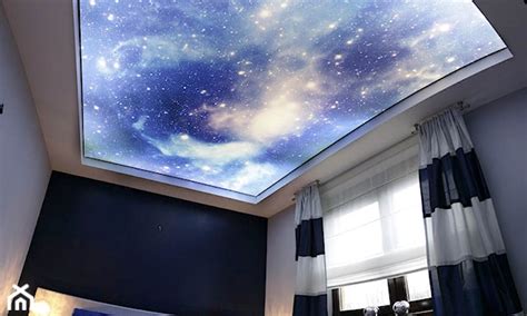 Zbliżenie na błyszczącą powierzchnię sufitu napinanego
