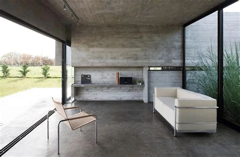 Wnętrze z betonem architektonicznym i drewnianymi elementami