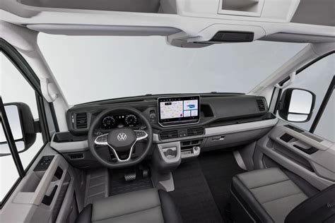 Wnętrze Volkswagena Craftera z zabudową ze sklejki