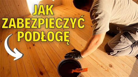 Ilustracja przedstawiająca różne czynniki niszczące drewnianą podłogę: zarysowania od butów, plama po rozlanej wodzie, kurz i piasek, intensywne słońce.