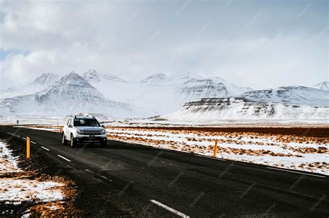 Zimowy krajobraz z samochodem Nissan Qashqai