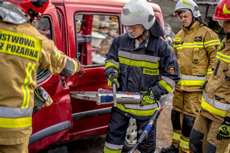 Strażacy używający sprzętu hydraulicznego podczas ćwiczeń