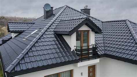 Dachówki ceramiczne na tle tradycyjnego domu