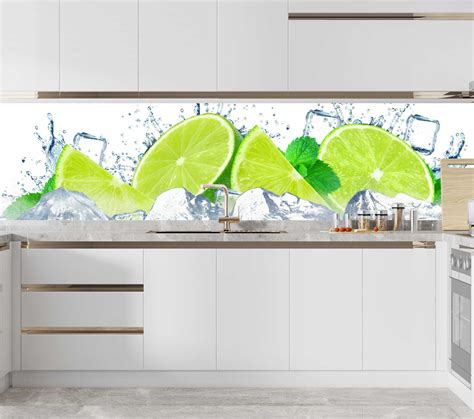 Grafika przedstawiająca panel szklany z motywem limonki na tle nowoczesnej kuchni