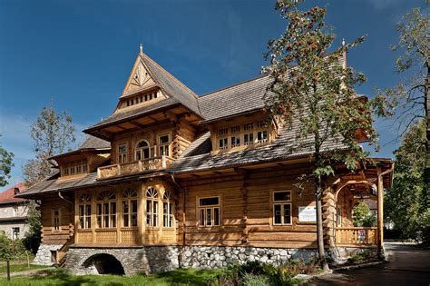 Architektura stylu zakopiańskiego z gontem drewnianym