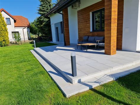 Przykłady aranżacji tarasu z użyciem płyt 120x60 cm w różnych kolorach