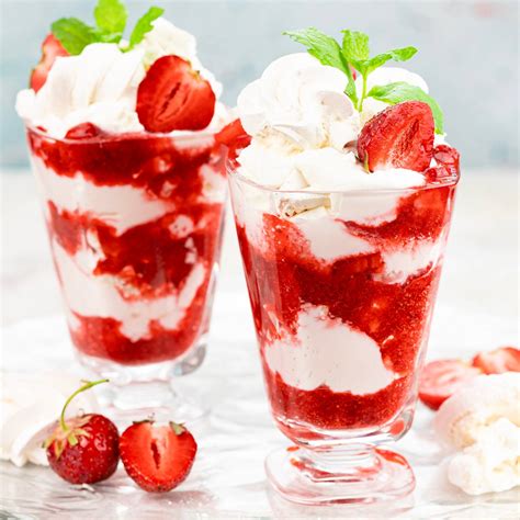 Warstwy Eton mess w szklanych pucharkach