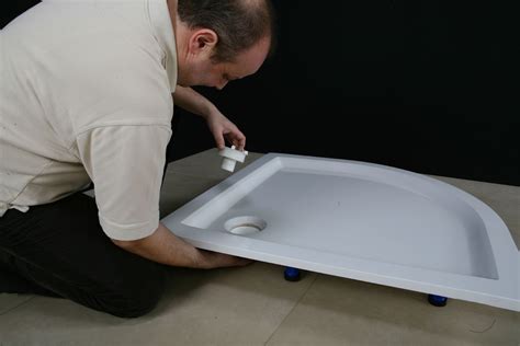 Zbliżenie na gładką, białą powierzchnię akrylowego brodzika Sanplast