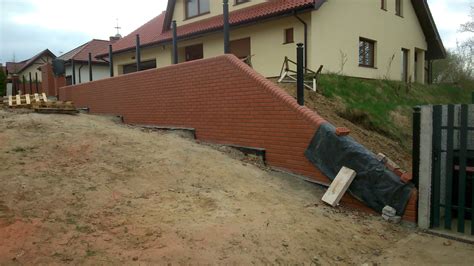 Mur oporowy z cegły na pochyłym terenie