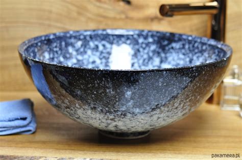 Ceramiczna powierzchnia umywalki z błyszczącym szkliwem