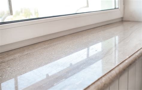Kamienny parapet wewnętrzny z roślinami
