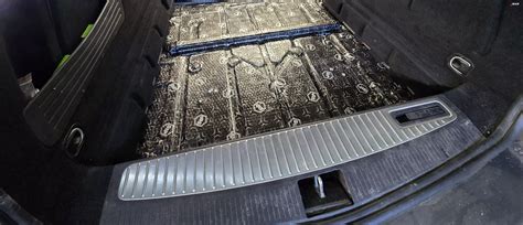 Schemat podłogi bagażnika samochodu