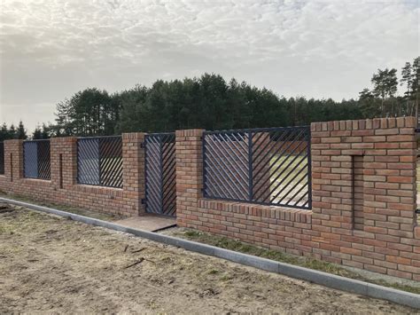 Rustykalne ogrodzenie z czerwonej cegły klinkierowej