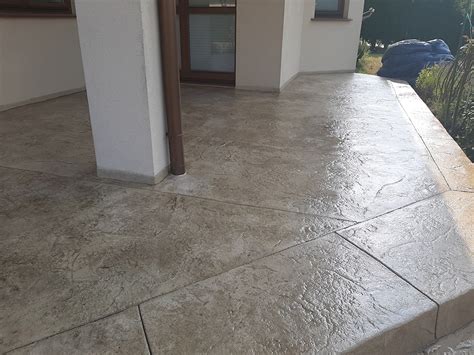 Beton stemplowany imitujący drewno na tarasie