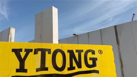 Wielkoformatowy panel Ytong SWE montowany na budowie