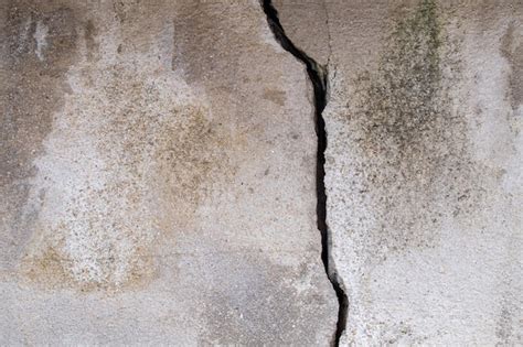 Zbliżenie na pęknięcie w ścianie wypełnione masą naprawczą