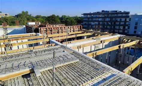 Zdjęcie przedstawiające plac budowy z elementami stropu Teriva