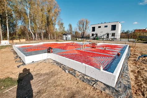 Porównanie układów izolacji pod płytą fundamentową (ciepła płyta) i na płycie (zimna płyta)