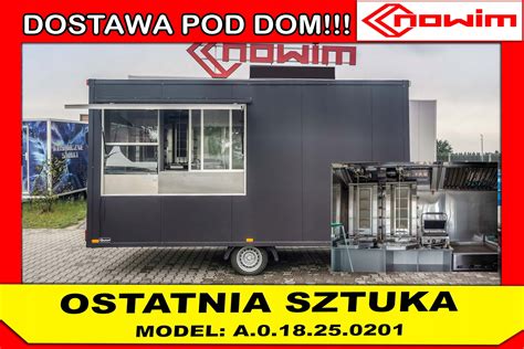 Wnętrze food trucka z profesjonalnym wyposażeniem