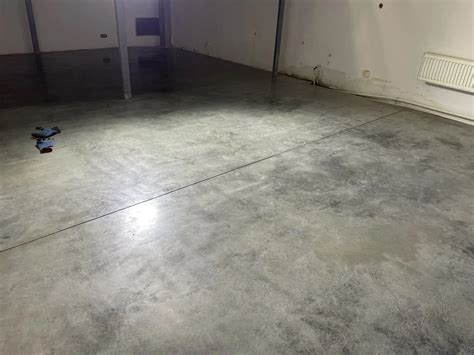 betonowa posadzka z plamą