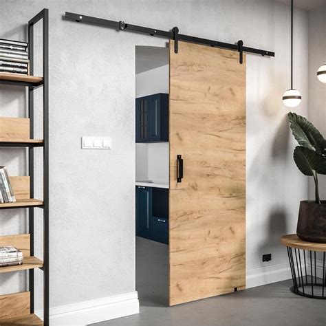 Białe drzwi przesuwne w stylu industrialnym