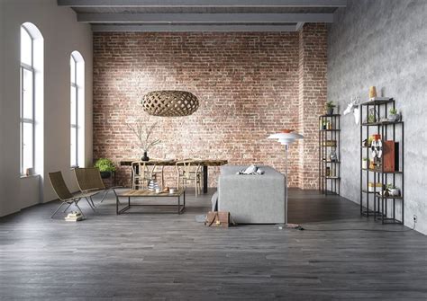 Aranżacja salonu z ceglaną ścianą w stylu industrialnym
