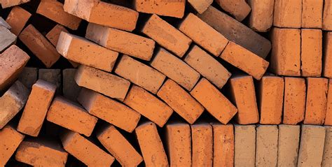 Cegły ceramiczne układane na zaprawie z wykorzystaniem kielni