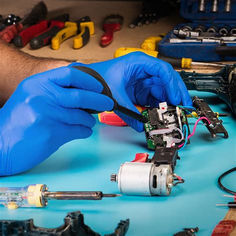 Naprawa plastikowej obudowy elektronarzędzia