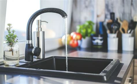 różne materiały zlewozmywaków: granit, stal nierdzewna, ceramika