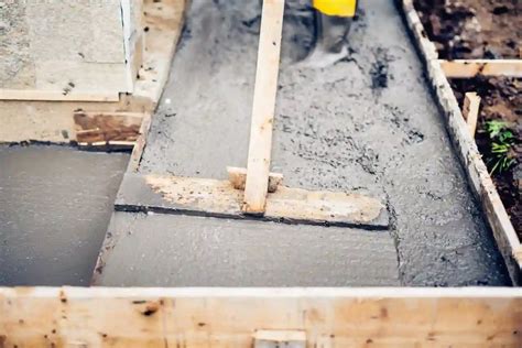Proces zacierania i wygładzania świeżo wylanego betonu