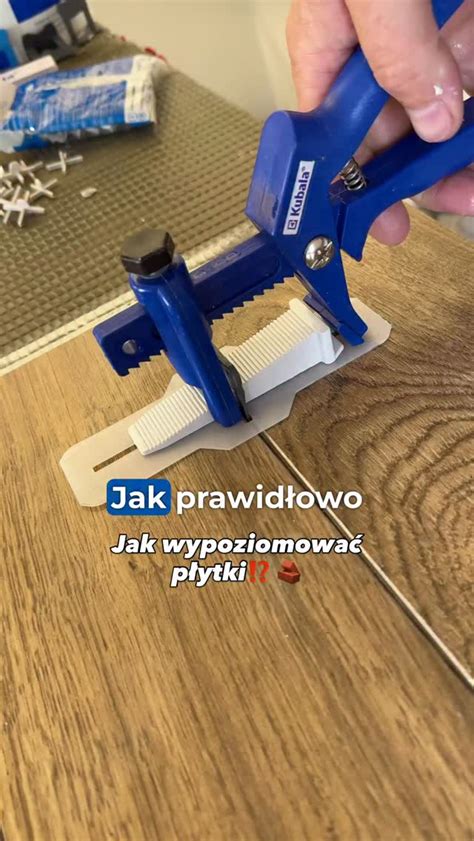 Zbliżenie na prawidłowo nałożoną zaprawę klejową na spodzie płytki ceramicznej