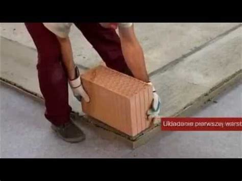 Układanie pierwszej warstwy pustaków ceramicznych na zaprawie