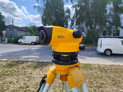 Niwelator służący do kontroli poziomu muru