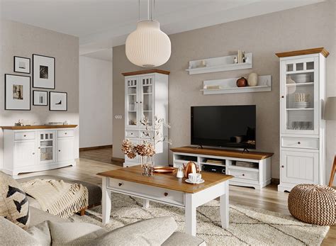 Drewniane meble sosnowe w salonie
