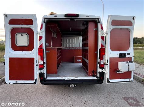 Wnętrze furgonetki Peugeot Boxer z profesjonalną zabudową warsztatową