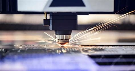 Diagram przedstawiający proces cięcia laserowego blachy