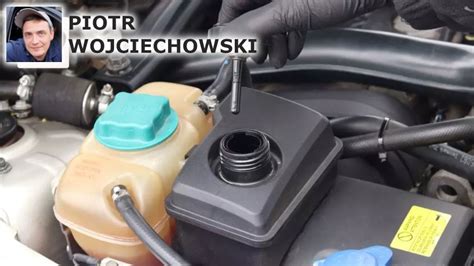 Zbiorniczek wyrównawczy w Oplu Vectra C ze zaznaczonym korkiem