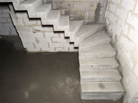 Przykładowe schody betonowe zabiegowe z podestem