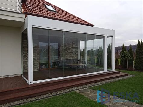 Nowoczesny balkon z bezramową zabudową szklaną