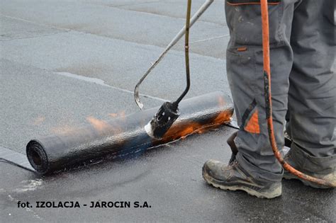 Układanie papy jako izolacji przeciwwilgociowej