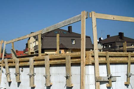 Tradycyjny szalunek wieńca wykonany z desek
