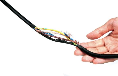 Uszkodzony kabel elektryczny zakopany w ziemi