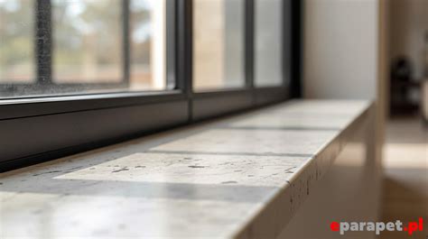 Parapet z konglomeratu marmurowego w nowoczesnym wnętrzu